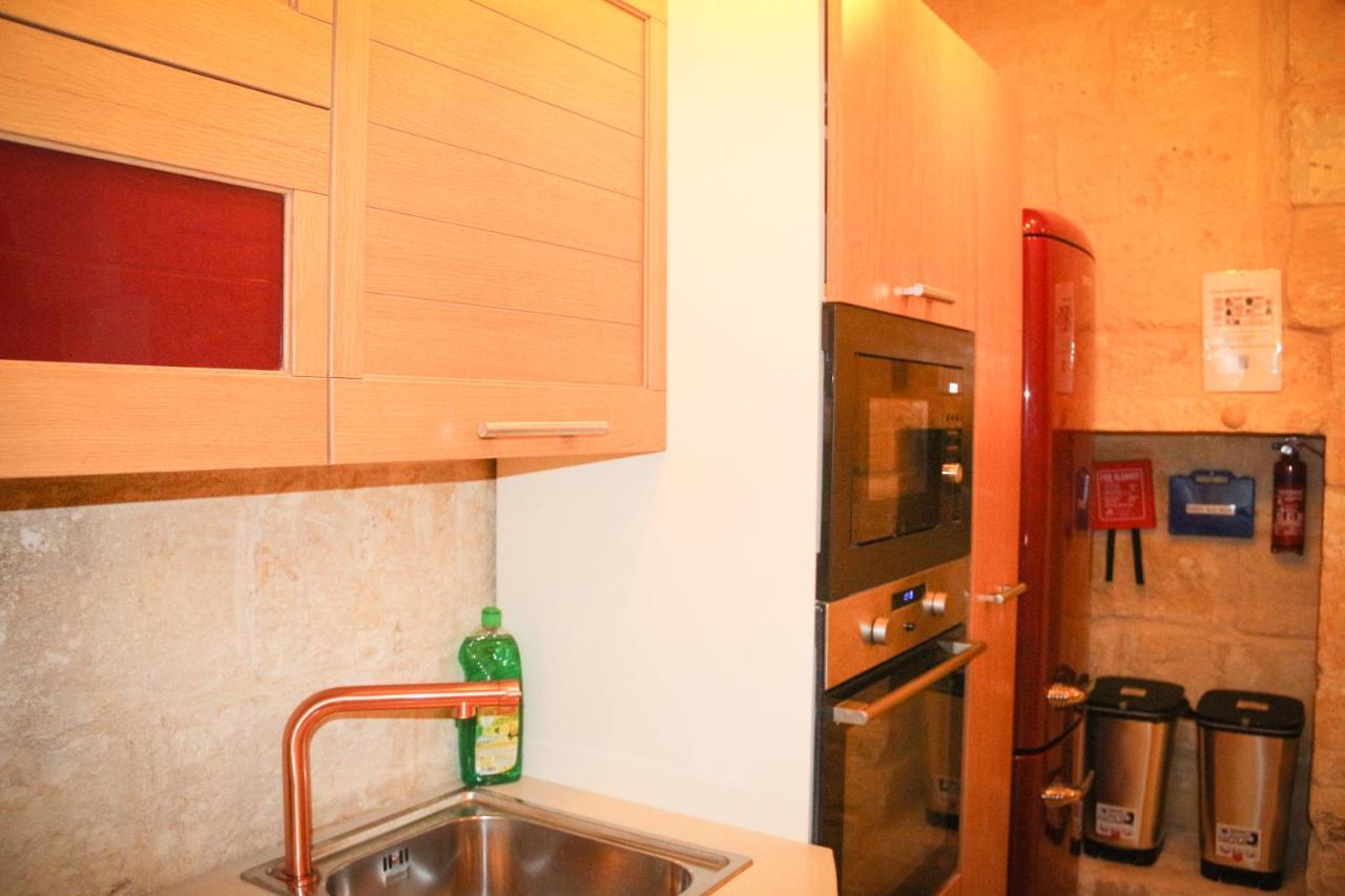 Malta'S Naughtiest Cabaret Apartment Il Furjana Bagian luar foto