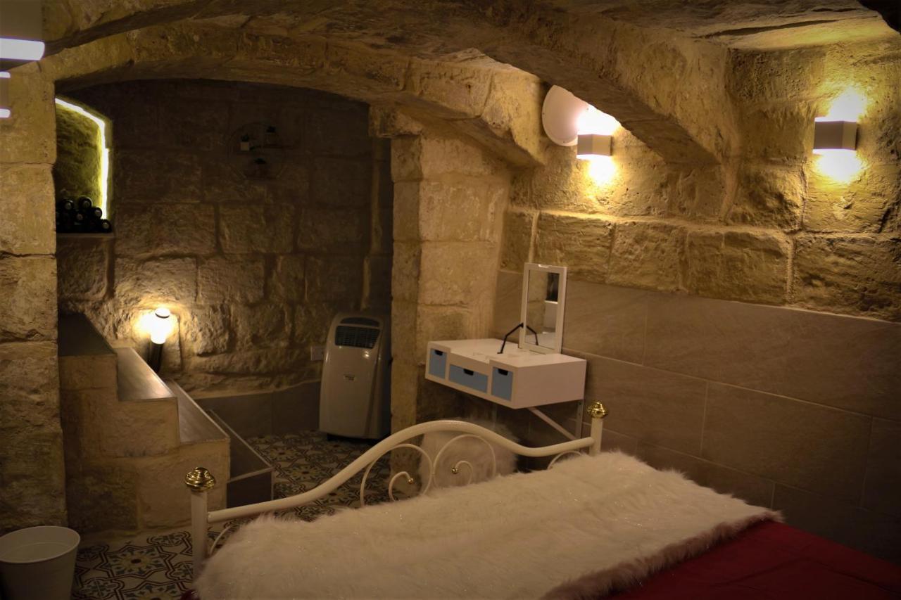 Malta'S Naughtiest Cabaret Apartment Il Furjana Bagian luar foto