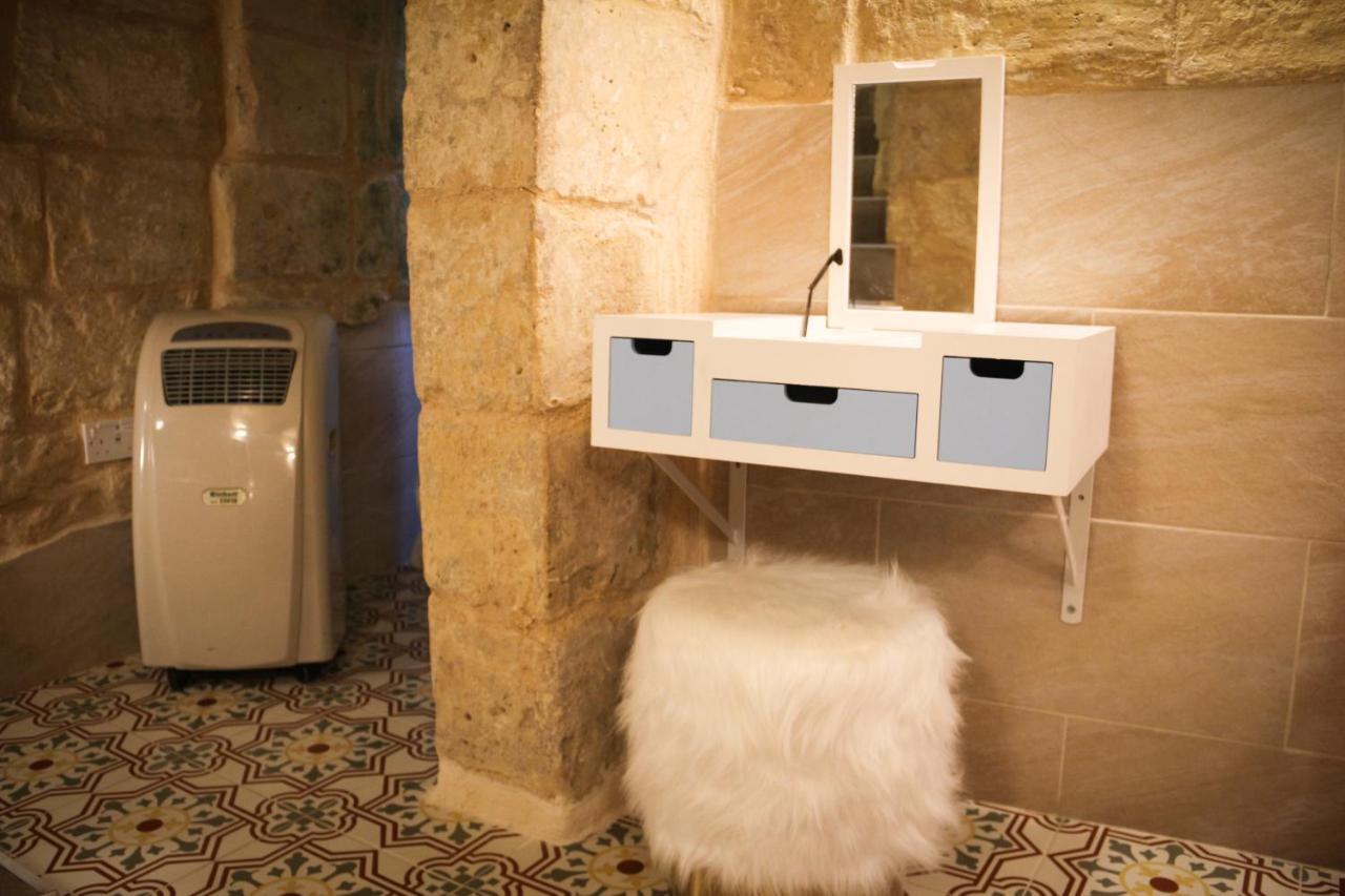 Malta'S Naughtiest Cabaret Apartment Il Furjana Bagian luar foto