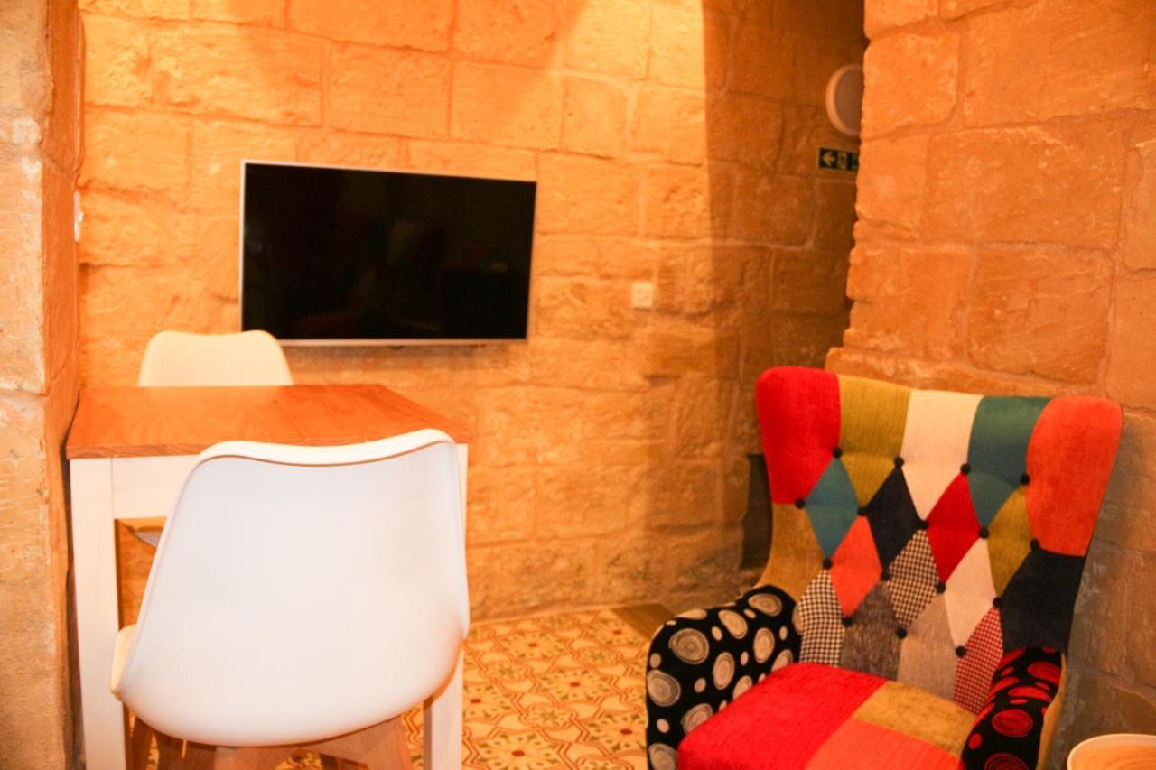 Malta'S Naughtiest Cabaret Apartment Il Furjana Bagian luar foto