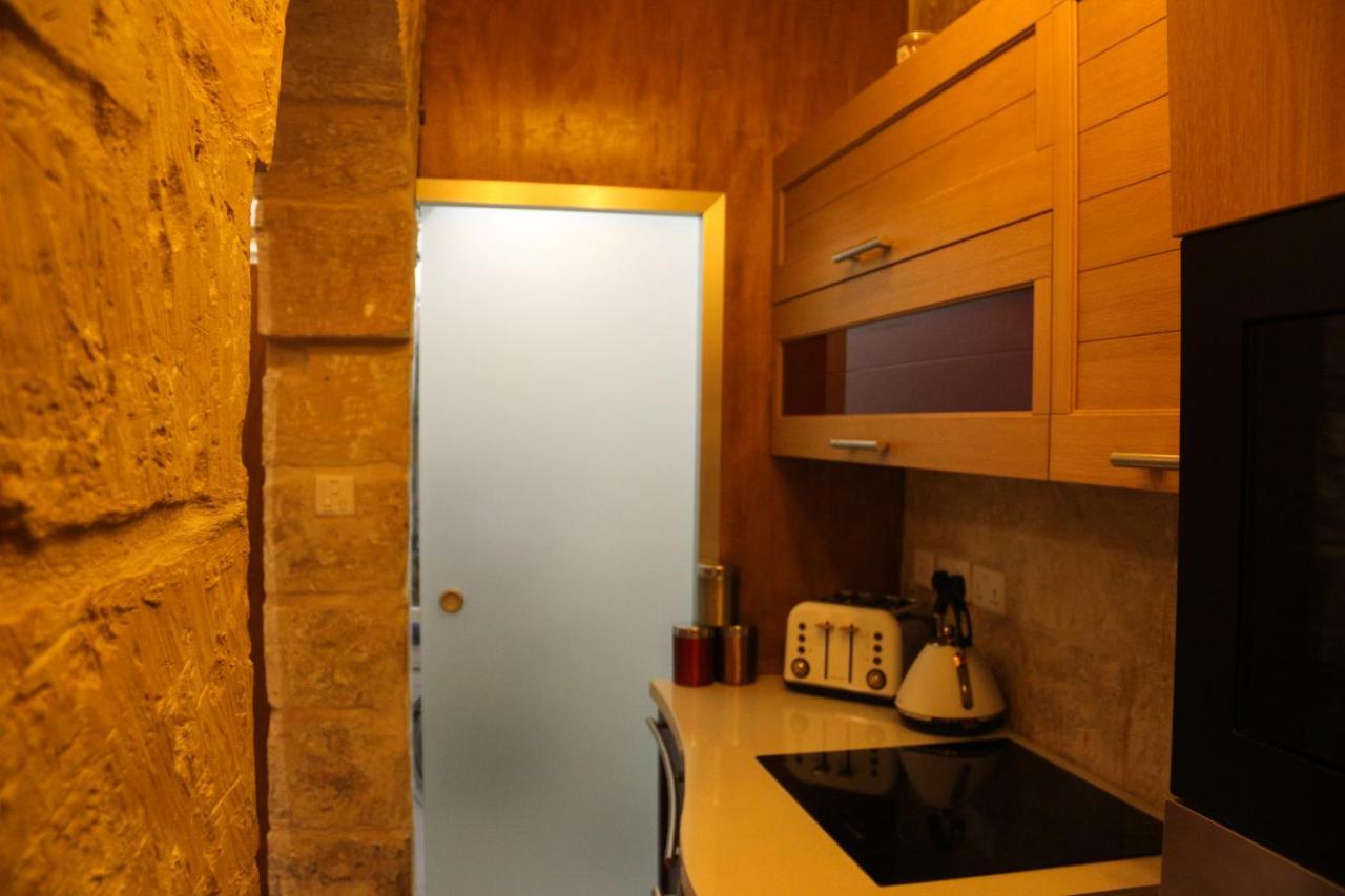 Malta'S Naughtiest Cabaret Apartment Il Furjana Bagian luar foto
