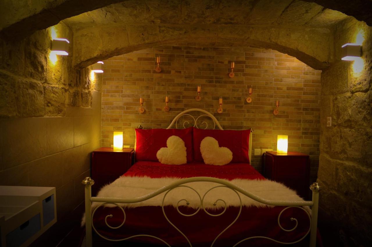 Malta'S Naughtiest Cabaret Apartment Il Furjana Bagian luar foto