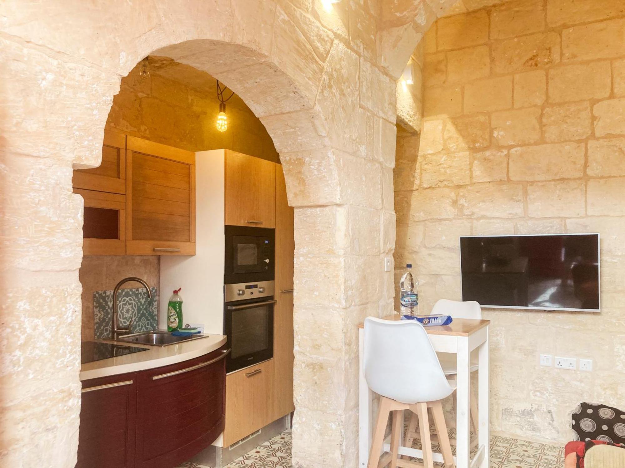 Malta'S Naughtiest Cabaret Apartment Il Furjana Bagian luar foto