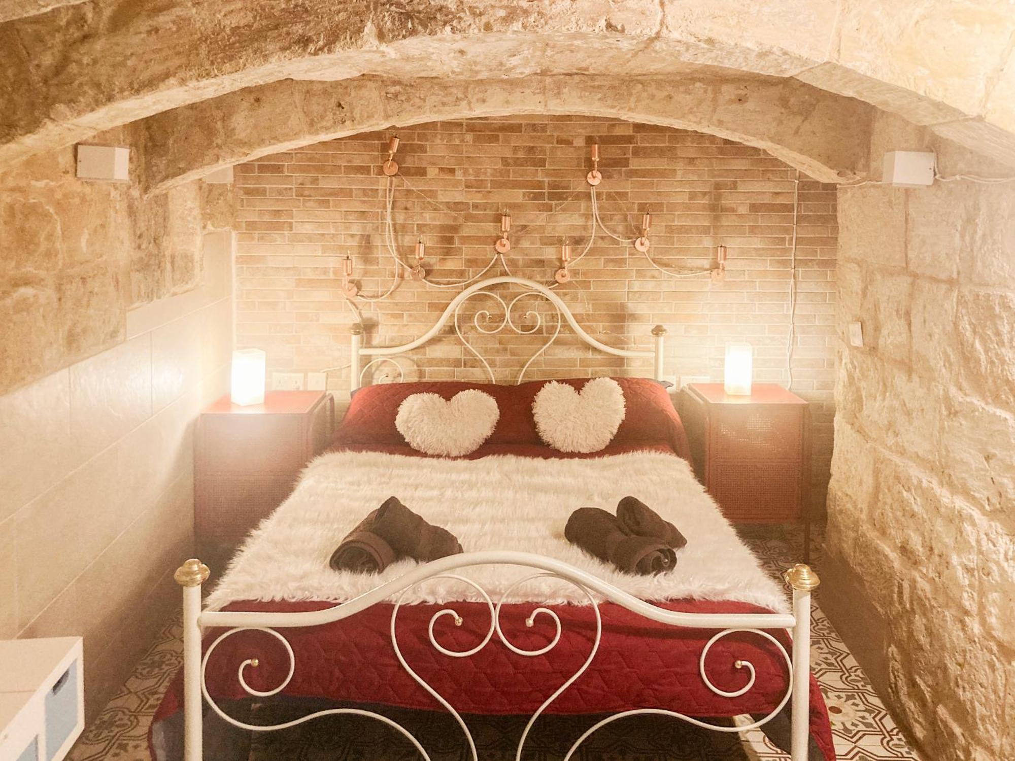 Malta'S Naughtiest Cabaret Apartment Il Furjana Bagian luar foto