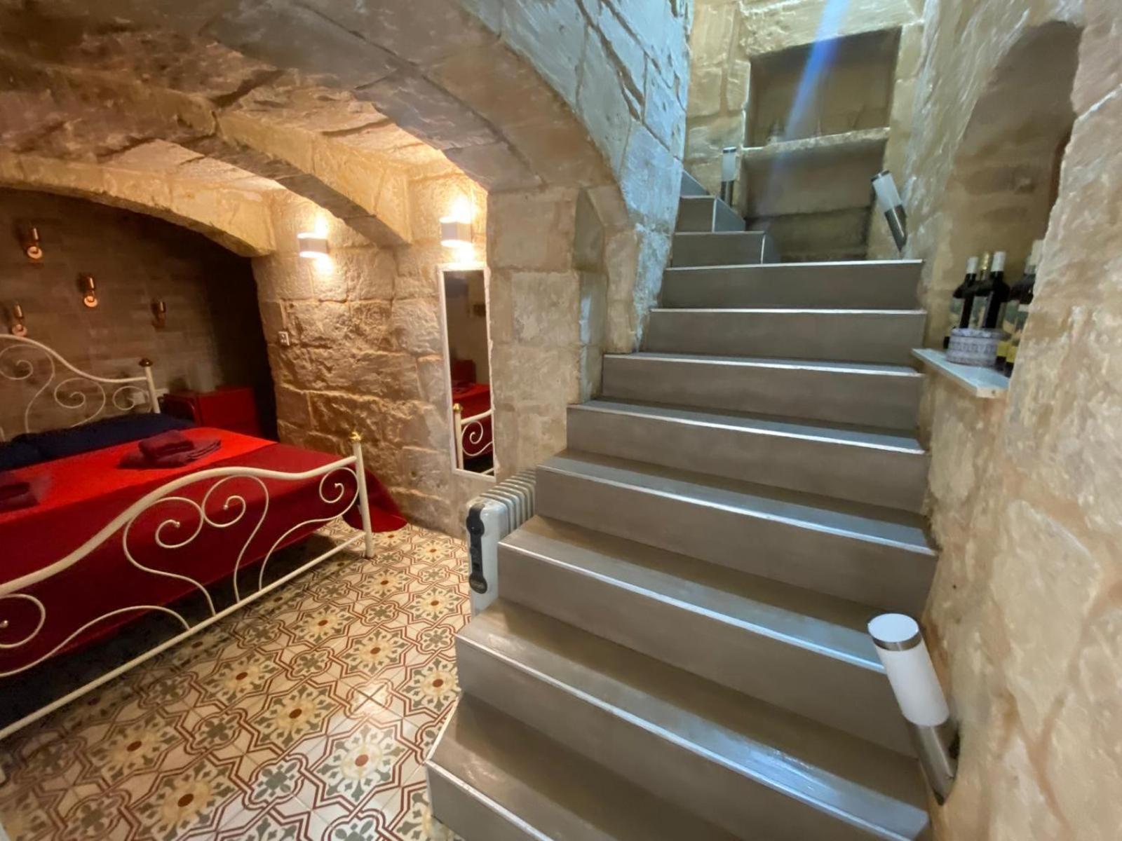 Malta'S Naughtiest Cabaret Apartment Il Furjana Bagian luar foto