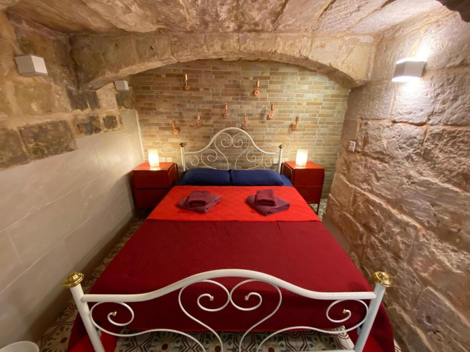Malta'S Naughtiest Cabaret Apartment Il Furjana Bagian luar foto