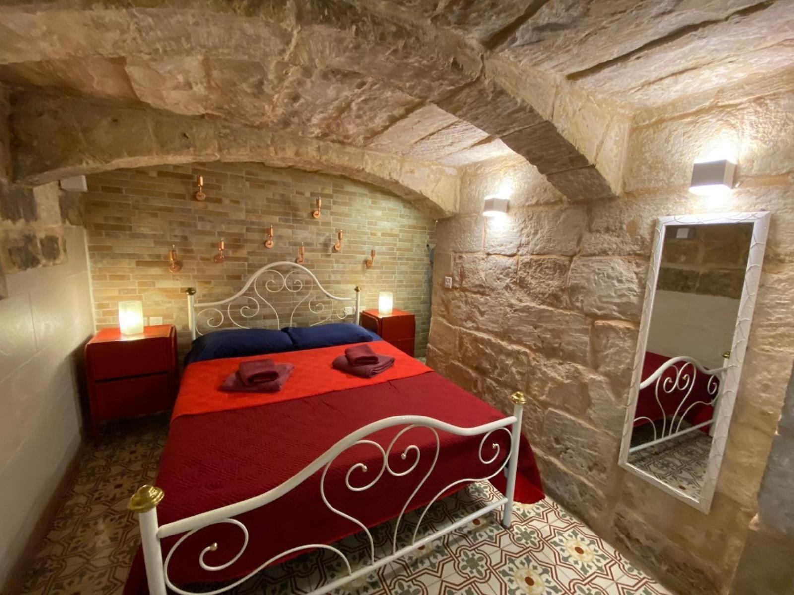 Malta'S Naughtiest Cabaret Apartment Il Furjana Bagian luar foto